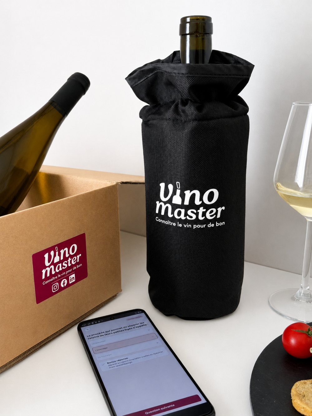 La box Expérience Vino Curieux : deux bouteilles, une housse rafraîchissante et l'accès à l'app